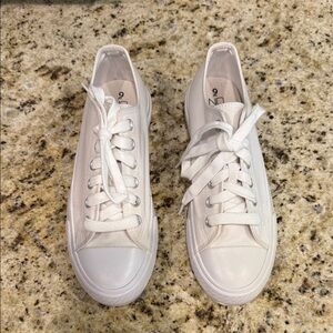 NWOT No Boundaries Classic White Sneakers. Run Large 9 1/2 to 10